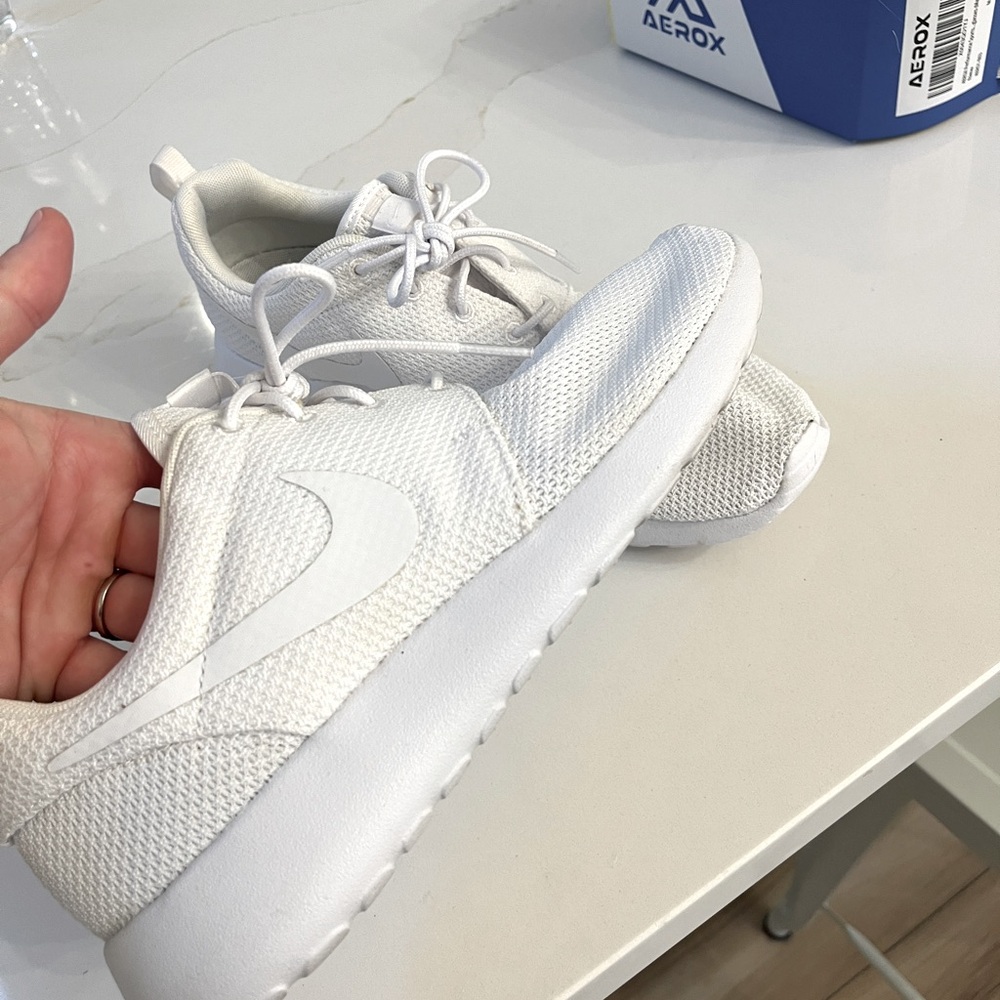 Size 8 Nike roshe mens